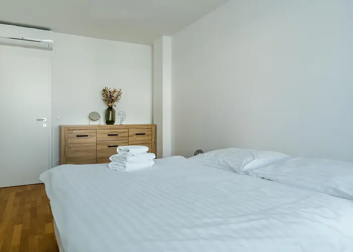 Near Sky Park & Nivy Mall With Free Parking By Ambiente *